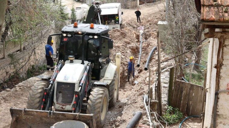 Büyükşehir Elmalı'da kanalizasyon hattını yeniliyor