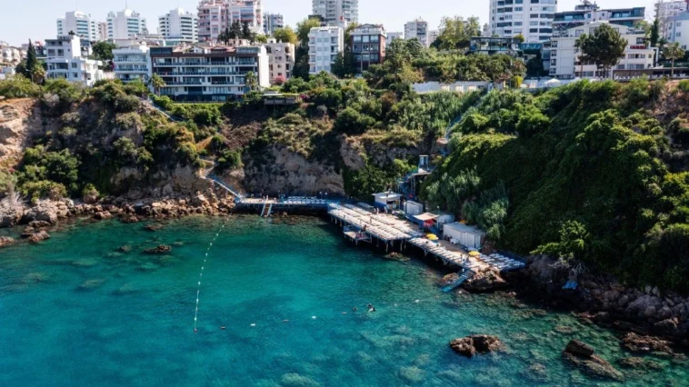 Falez plajlarında mavi gurur