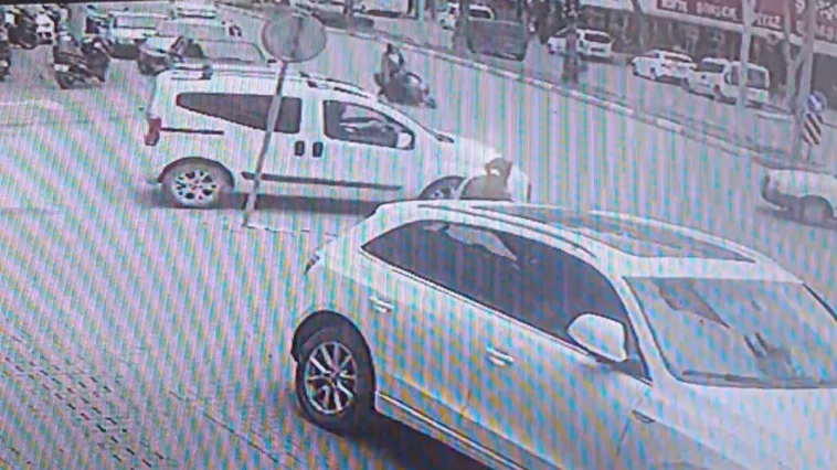 Hatalı dönüş yapan otomobil, motosikletli kadına kaza yaptırdı