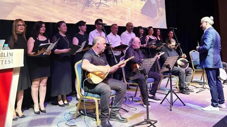 Hemşireler türkülerle stres attı