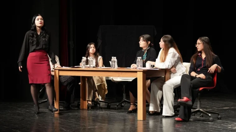 'Jüri’ oyunu ayakta alkışlandı