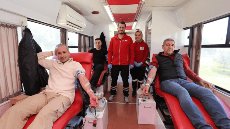 Kepez Belediyesi çalışanları Kızılay'a kan bağışında bulundu