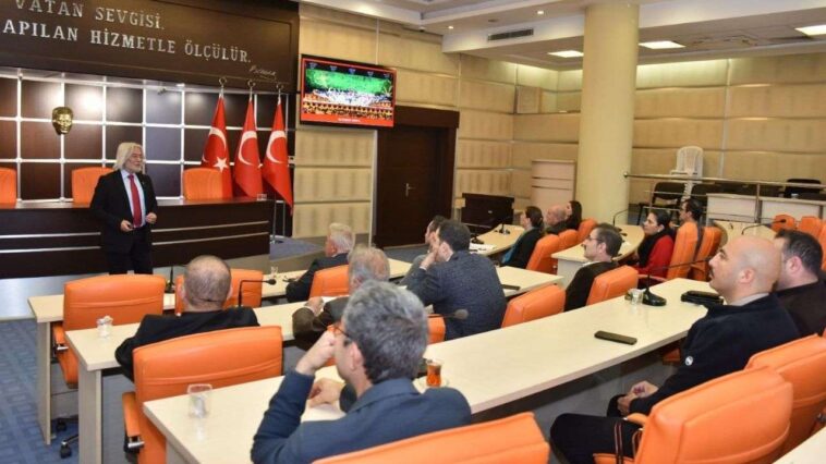 Kepez'de belediye çalışanlarına 'Etkili İletişim ve Beden Dili' eğitimi