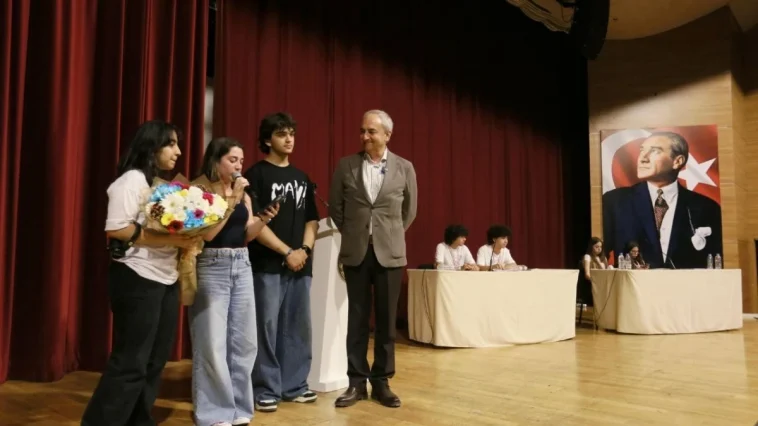 Kepez'de münazara ödüllerini Başkan Kocagöz verdi