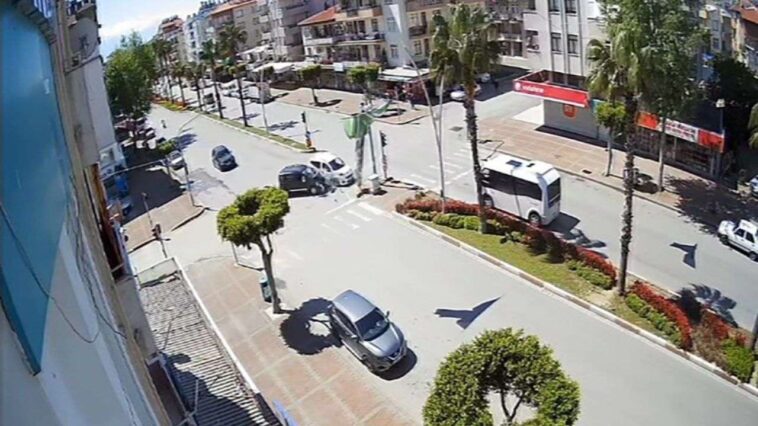 Kırmızı ışık ihlali sonucu 2 araç çarpıştı 1 kişi yaralandı