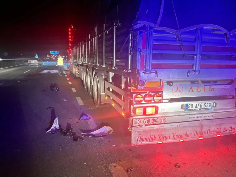 Manavgat'ta park halindeki tıra çarpan motosikletin sürücüsü yaşamını yitirdi