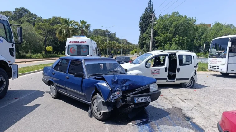 Önünde seyreden araca arkadan çarptı