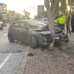 Otomobille ağaca çarpan sürücü araçtaki yaralıları bırakıp kaçtı