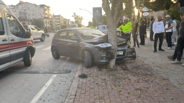 Otomobille ağaca çarpan sürücü araçtaki yaralıları bırakıp kaçtı
