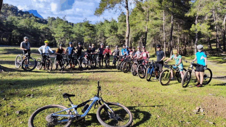 Rus ve Avrupalı bisikletçiler kamp için Kemer'i seçiyor