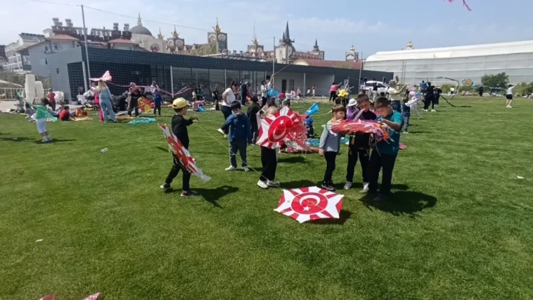 Rüzgar uçurtmaları birbirine doladı, öğrencilerin keyifleri yarıda kaldı