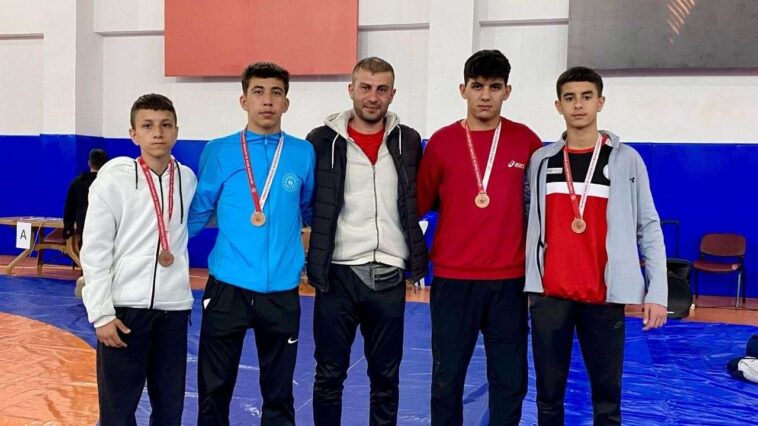 Serikli güreşçiler 4 madalya kazandı