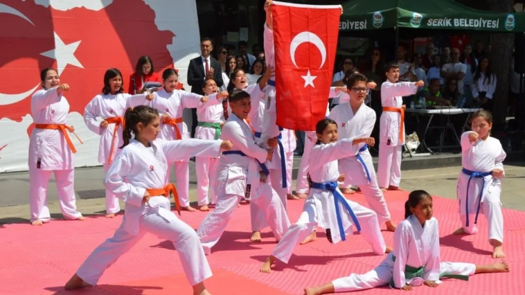 Serik'te renkli gösteriler