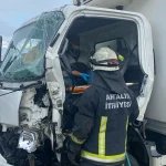 Serik'teki kazada sürücü aracın içinde sıkıştı