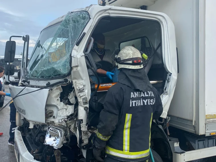 Serik'teki kazada sürücü aracın içinde sıkıştı