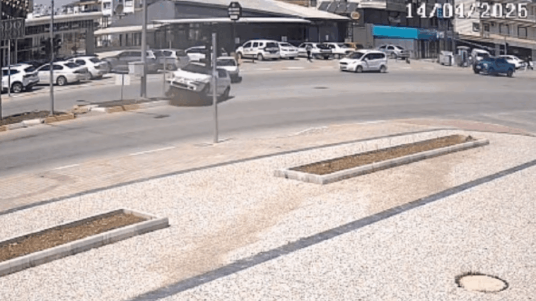 Serik'teki kazada U dönüşü yapan araç refüje çıktı