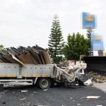 Sıcak asfalt yüklü kamyon, kamyonete çarpıp akaryakıt istasyonuna devrildi