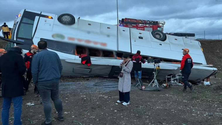 Sivas'ta yolcu otobüsü devrildi 2 ölü 23 yaralı
