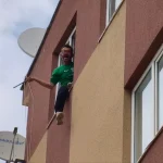 Terasa çıktı, zor ikna oldu