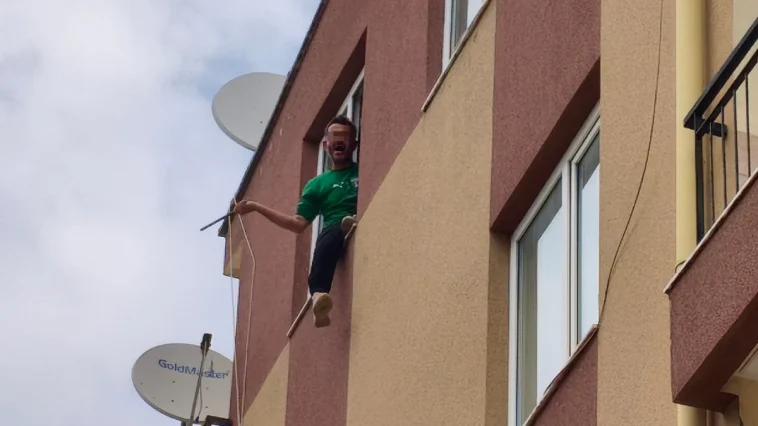 Terasa çıktı, zor ikna oldu