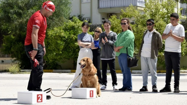 Zeyna ile öğrencilere deprem farkındalığı dersi
