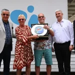 30 yıldır tatile gelen Alman çifte plaket