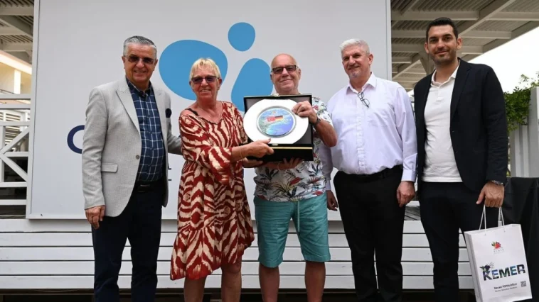 30 yıldır tatile gelen Alman çifte plaket