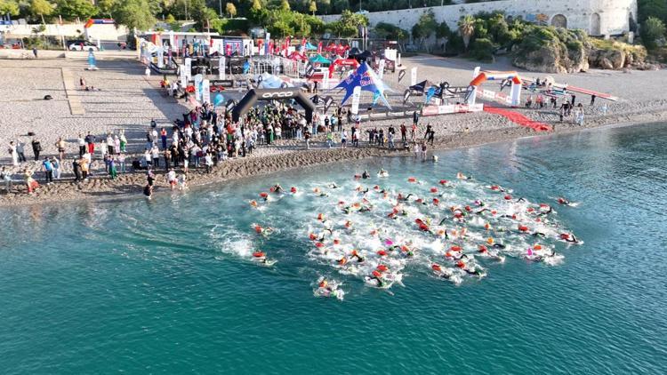 30 ülkeden sporcular Akdenizin sularında kulaç attı