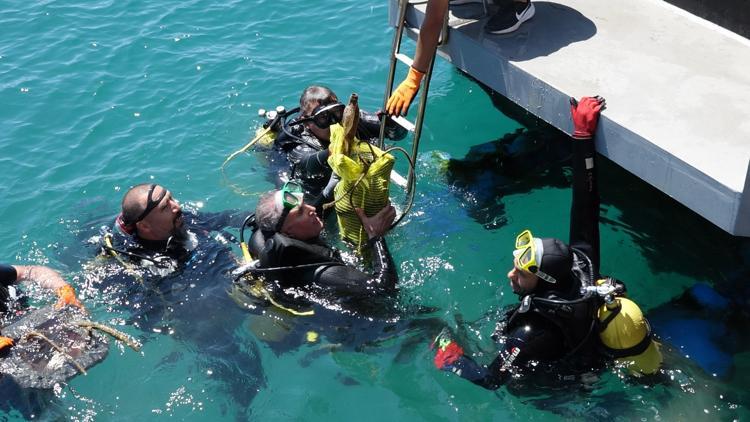 Deniz dibi temizliğinde 1 ton atık çıkarıldı