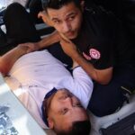 Sağlık görevlisi ile itfaiye eri, yaralı sürücünün elini bırakmadı