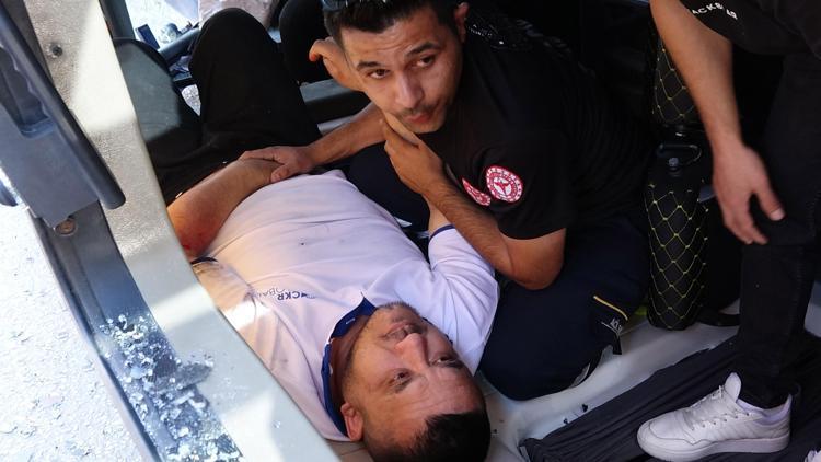 Sağlık görevlisi ile itfaiye eri, yaralı sürücünün elini bırakmadı