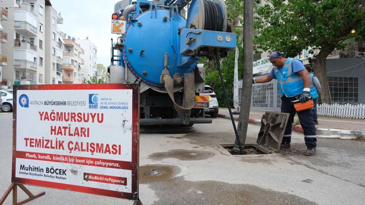 ASAT’ın ana arter ve bulvarlarda yağmur suyu hattı temizliği sürüyor