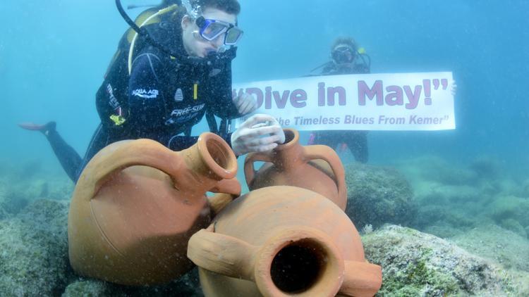 Su altına dalıp, taşa yazdıkları Hıdırellez dileklerini yapay amforalara bıraktılar