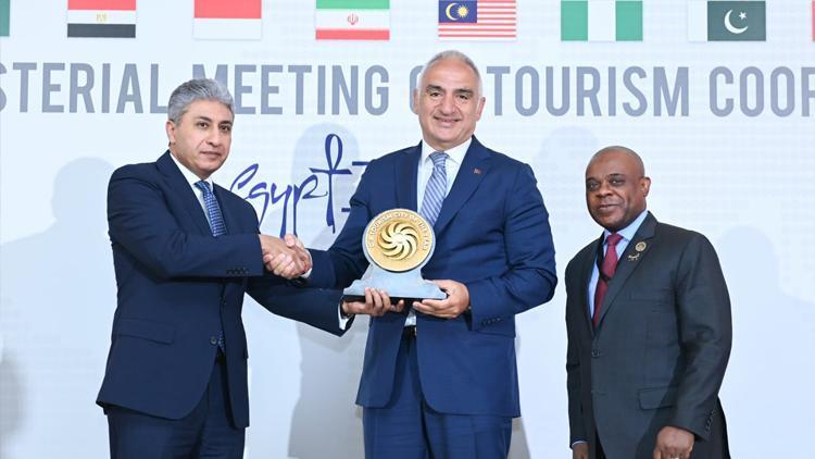 Turizm Bakanı Ersoy D-8 toplantısı için Kahireye gitti: Antalya 2025 Yılı Turizm Şehri seçildi