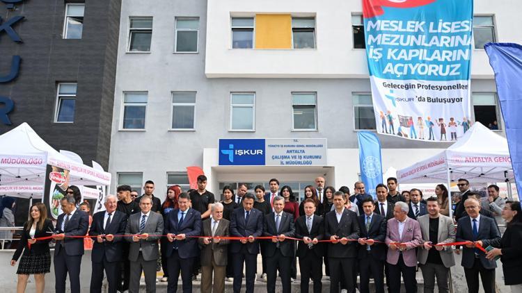 Antalyada meslek lisesi öğrencileri işverenlerle buluştu