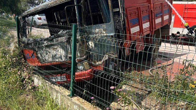 Antalyada Park halindeki kamyonet yandı