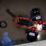 Dereye düştü, itfaiye sedyeyle kurtardı