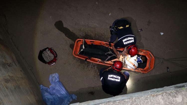 Dereye düştü, itfaiye sedyeyle kurtardı