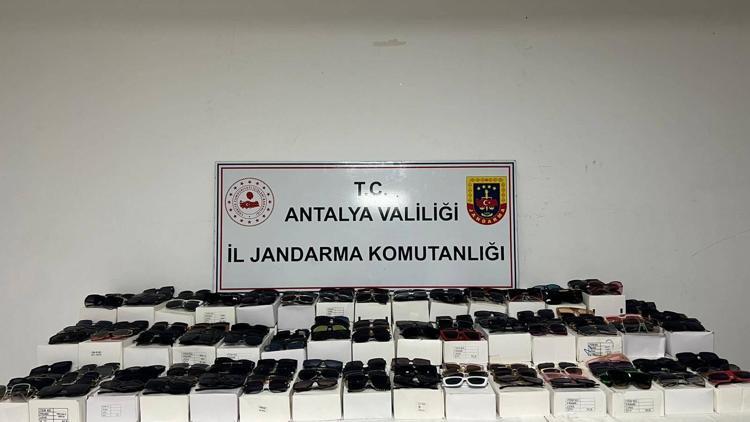 Antalyada 1500 kaçak güneş gözlüğü ele geçirildi