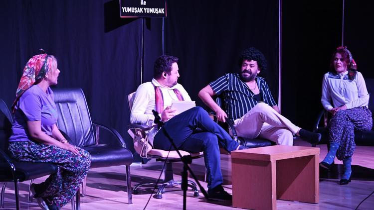 Kumlucada Borazan TV adlı tiyatro oyunu sahnelendi