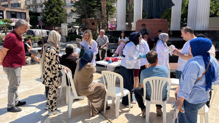 Kumlucada hemşirelik bölümü öğrencileri vatandaşlara temel sağlık eğitimi verdi