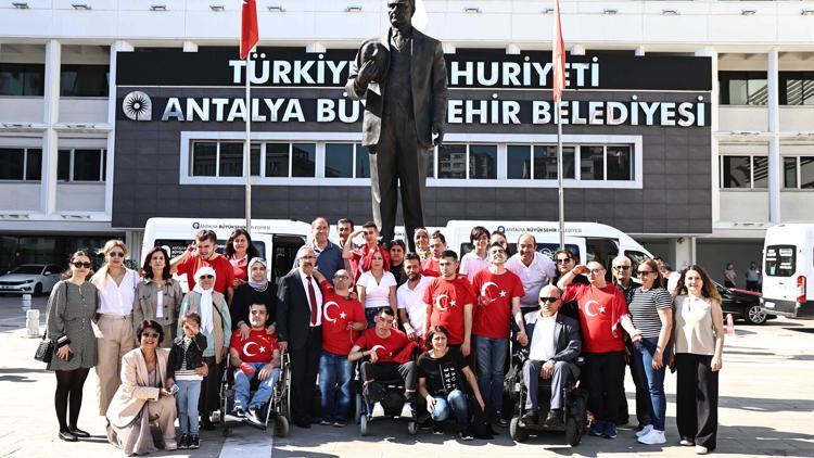 Temsili askerlik yapacak engelli bireylere davullu-zurnalı uğurlama