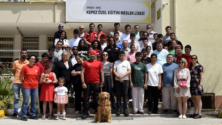 SKUT ekibi ve Zeyna ile öğrencilere deprem farkındalık dersi