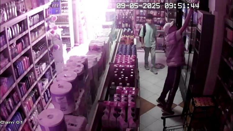 Markette hırsızlık: 3 kişi, market sahibini oyalayıp içki çaldı