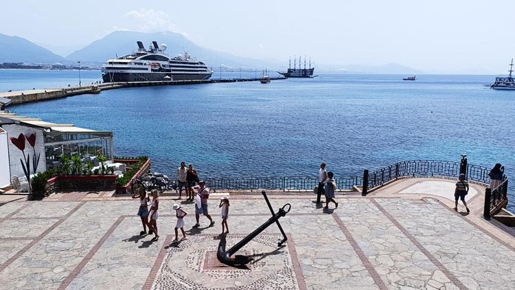 Lüks kruvaziyer Alanya Limanına demirledi