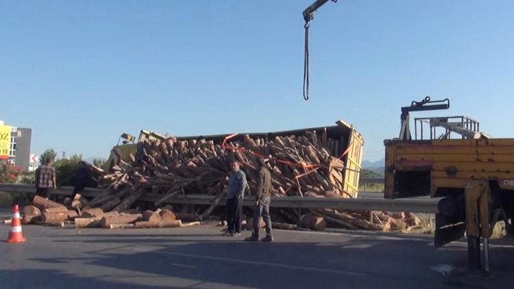 Tomruk yüklü kamyon devrildi
