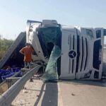 Domates yüklü tır yan yattı