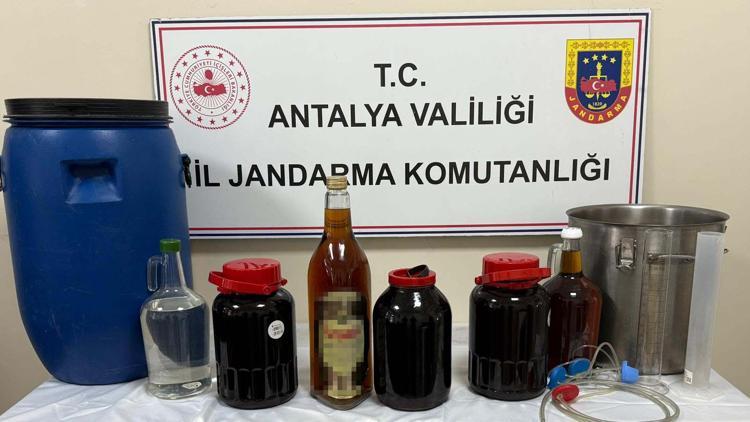 Evinde sahte içkiyle yakalandı