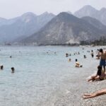 Sıcaktan bunalanlar, Konyaaltı Sahilini doldurdu