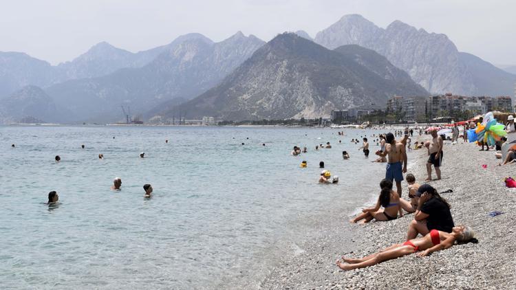 Sıcaktan bunalanlar, Konyaaltı Sahilini doldurdu